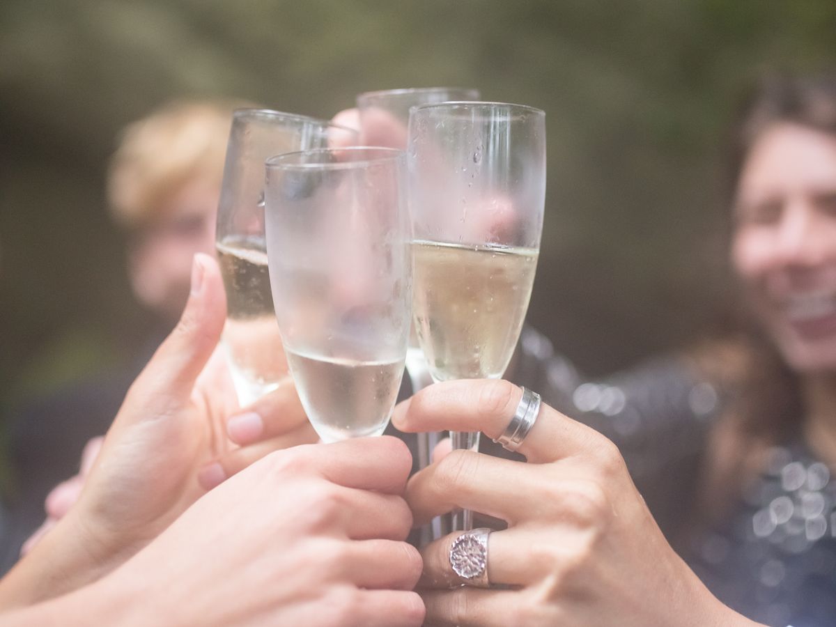 Anstoßen mit Sekt bei einer Hochzeitsfeier – italienische Livemusik im Münchner Westen